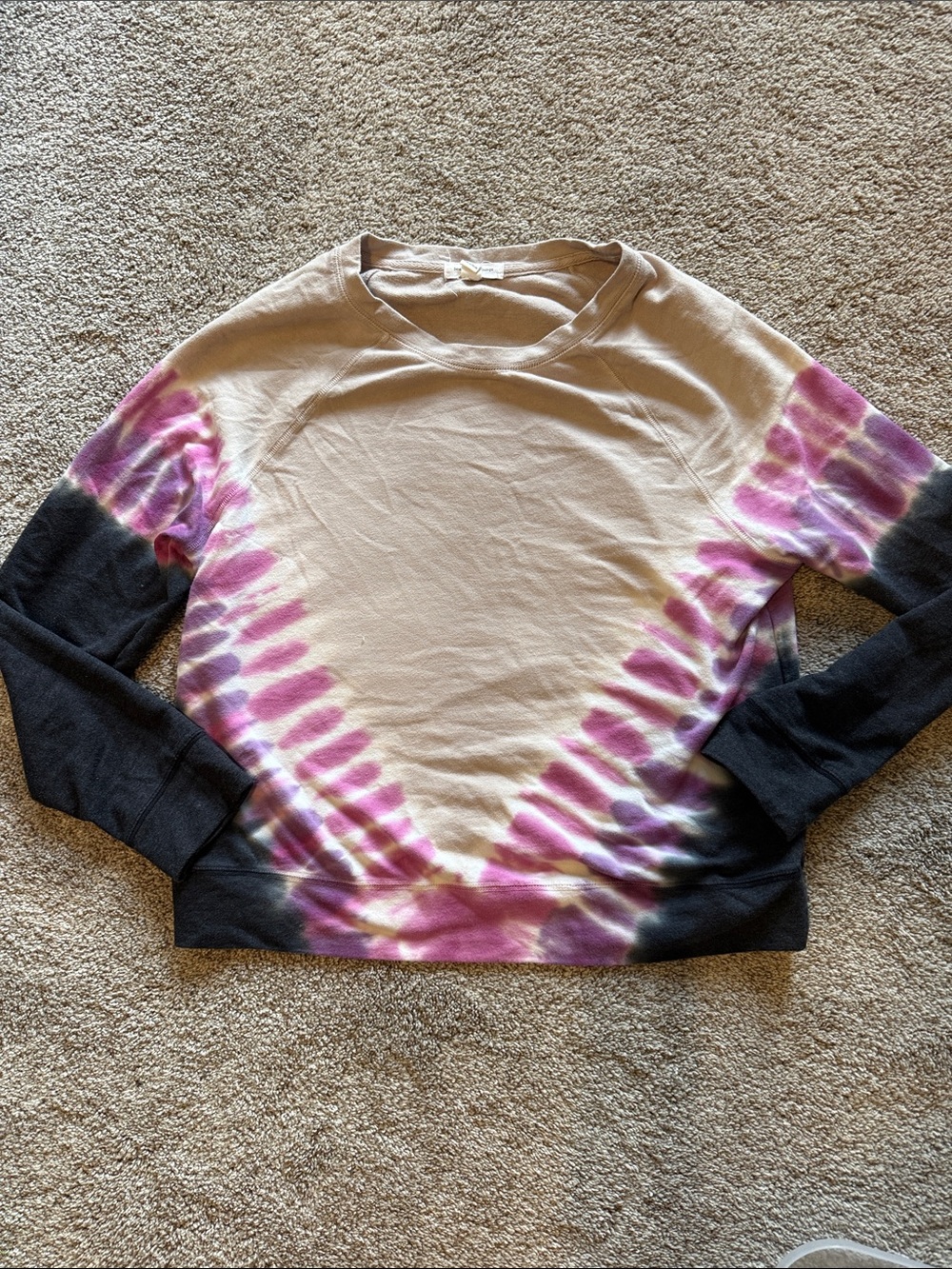 beachlunchlounge Tie-Dye Long Sleeve Sweatshirt in Cream, Pink & Black